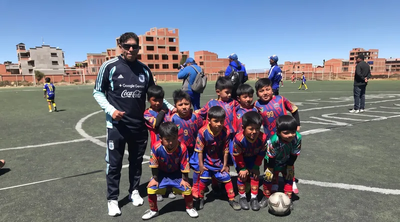 Jugadores y entrenador de Nuevas Estrellas reunidos en la cancha