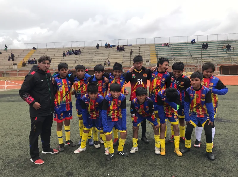 Equipo de Nuevas Estrellas con sus entrenadores en la cancha