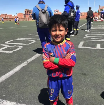 Jugador de Nuevas Estrellas con el uniforme del club