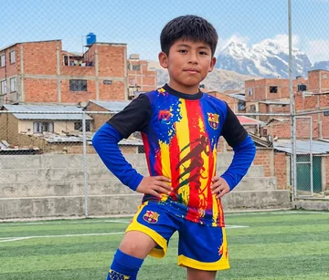 Jugador de Nuevas Estrellas con las manos en la cintura