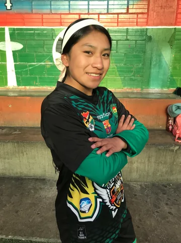 Jugadora de Nuevas Estrellas sonriendo en la cancha